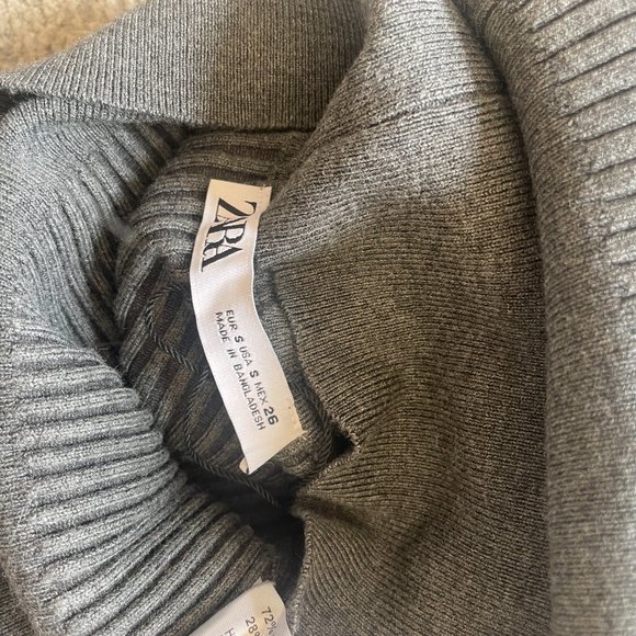 Zara- Grey Turtleneck ribbed sweater - tight and slightly cropped- Size Small - Picture 3 of 4